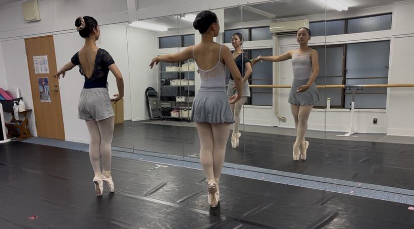 トウシューズで踊るジュニアAクラスの生徒
