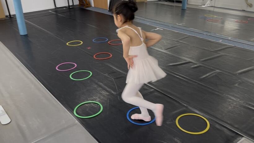 カラフルなフープでリズム感を養う幼児クラス