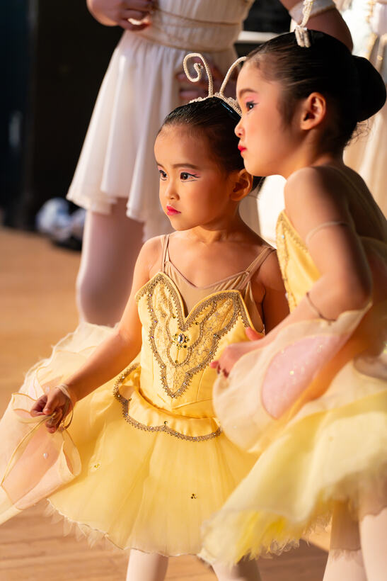 出番を待つ幼児クラスの生徒たち